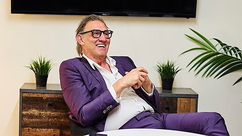 Huyền thoại Arsenal tự hào vì… không tè dầm!